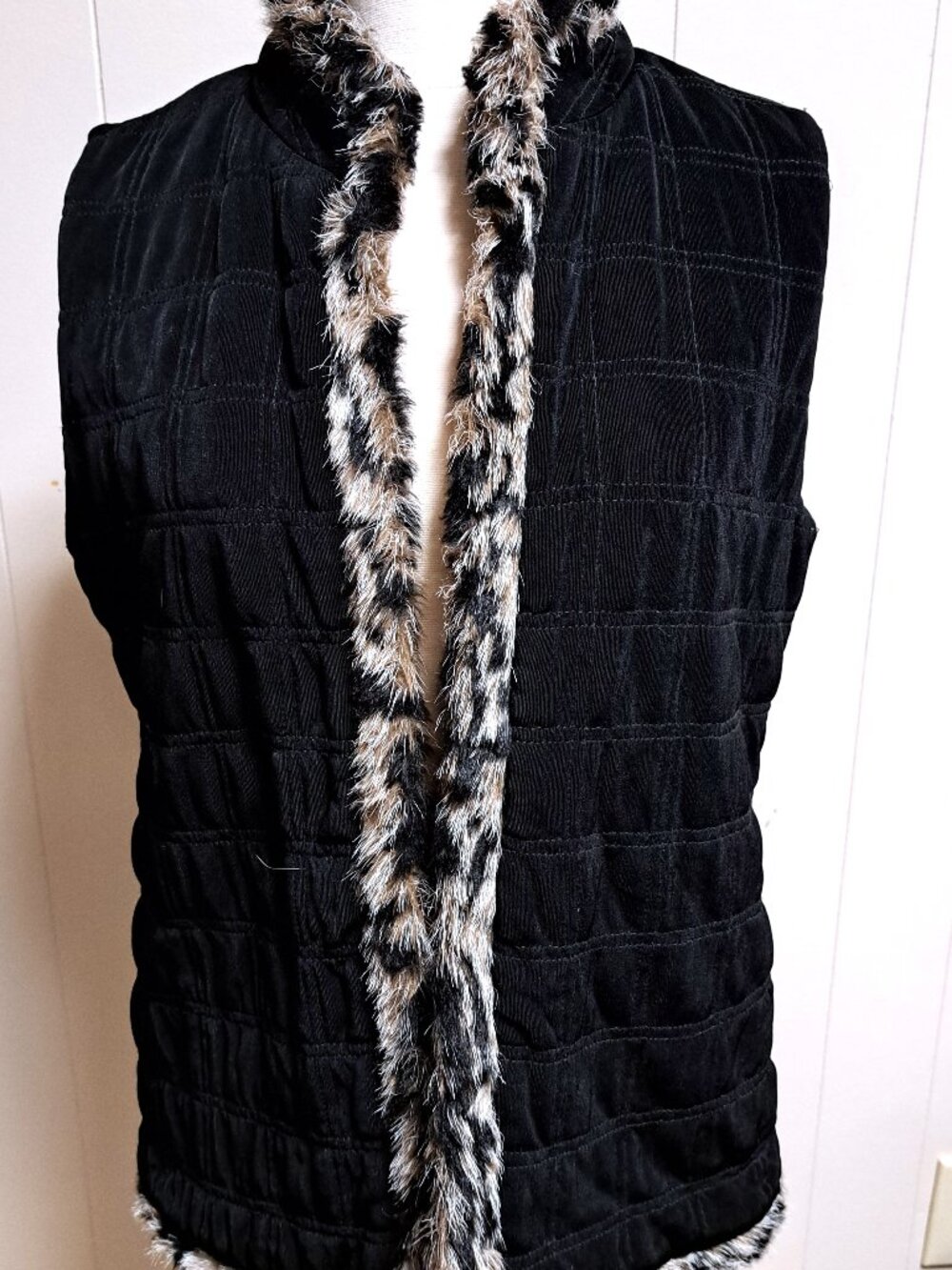 CHICO'S TRAVELERS LADIES BLACK QUILTED VEST W FAUX FUR TRIM SIZE 0